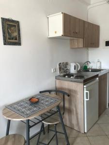 Dapur atau dapur kecil di Floros Apartments