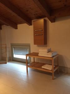 a room with a table with towels and a cabinet at AmaMantua in Mantova
