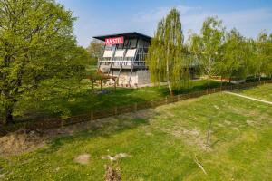 an overhead view of a building with a park at Amstel Hattyú Panzió -Érintésmentes bejelentkezés in Győr