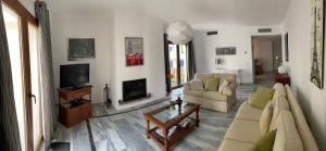 TV a/nebo společenská místnost v ubytování Appartement lumineux 6p sur Golf de la Duquesa Costa del Sol