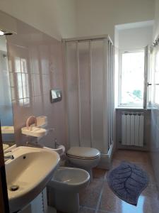 ein Badezimmer mit einem weißen WC und einem Waschbecken in der Unterkunft Riva Beach House in Sestri Levante
