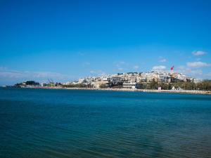 una gran masa de agua con una ciudad en el fondo en 7th Floor Stunning View Penthouse in Piraeus en Piraeus