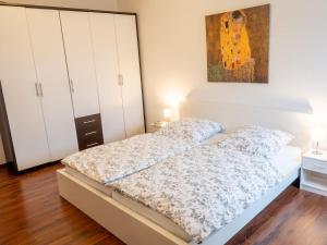 Een bed of bedden in een kamer bij Messe-Apartment