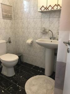 Kúpeľňa v ubytovaní Floros Apartments