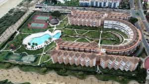 una vista aérea de un edificio con piscina en Islantur Las Américas, en Islantilla