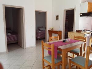 Kuchyň nebo kuchyňský kout v ubytování Aaron Studios Apartments