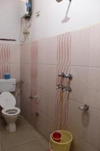łazienka z toaletą i kabiną prysznicową w obiekcie Best B&B in Orchha w mieście Orchha