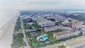 eine Luftansicht eines Resorts neben dem Strand in der Unterkunft Islantur Las Américas in Islantilla