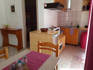 Kuchyň nebo kuchyňský kout v ubytování Aaron Studios Apartments