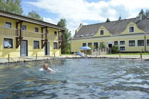 Ein Mann, der in einem Schwimmbad in einem Haus schwimmt. in der Unterkunft Blatský dvůr in Veselí nad Lužnicí