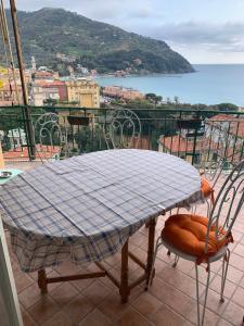 Ein Tisch und Stühle auf einem Balkon mit Blick auf das Meer in der Unterkunft Casa Formis in Levanto