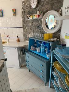 ein blauer Schrank in einer Küche mit einem Spiegel in der Unterkunft Casa Formis in Levanto + 47 Fotos