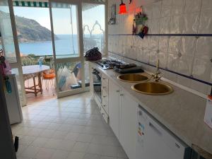 Eine Küche mit zwei Spülbecken und Meerblick in der Unterkunft Casa Formis in Levanto