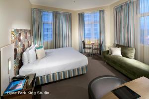 una camera d'albergo con letto e divano di Best Western Plus Hotel Stellar a Sydney