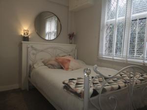 Postel nebo postele na pokoji v ubytování Easytoostay Paygate Cottage Brenchley