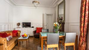 パリにあるパリ ヒストリック マレ モントルグイユのリビングルーム(ソファ、テーブル付)