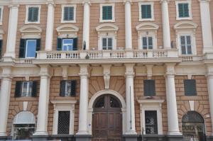 un edificio con una puerta de madera y columnas en Numa Roma Guesthouse, en Roma