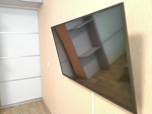 Uma televisão e/ou sistema de entretenimento em Солнечный проезд 25 Аквапарк Источники