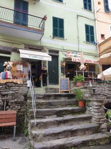 una rampa di scale di fronte a un edificio di LA CASETTA DI AGNESE a Vernazza