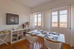 een eetkamer met een witte tafel en stoelen bij Casa da Real Companhia in Lamego