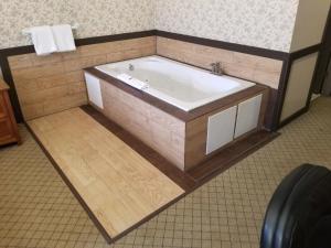 Porter春之楼酒店的浴室角落的浴缸