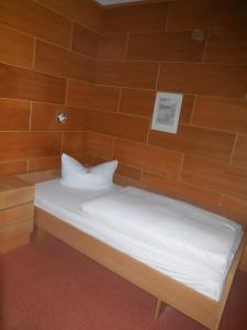 Postel nebo postele na pokoji v ubytování Hotel Garni am Hechenberg