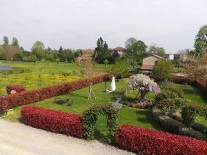 un giardino con fiori e piante colorati di Agriturismo Argaland a Parma