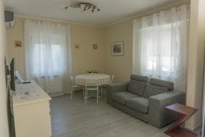 a living room with a couch and a table at B&B Casa di Mimma in Montesilvano