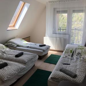Tempat tidur dalam kamar di Juno Apartman Vendégház