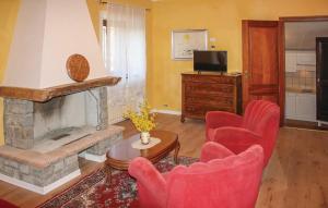 Televízia a/alebo spoločenská miestnosť v ubytovaní Agriturismo Il Bardellino