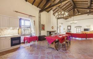 une grande cuisine et une salle à manger avec des tables et des chaises rouges dans l'établissement Agriturismo Il Bardellino, à Fivizzano