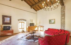 Televízia a/alebo spoločenská miestnosť v ubytovaní Agriturismo Il Bardellino