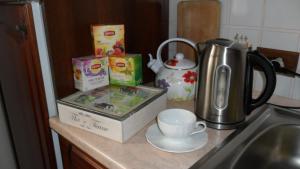 Příslušenství pro přípravu čaje a kávy v ubytování B&B Il Mirto