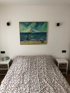 克諾克－海斯特的住宿－Vakantie Verhuur Gelijkvloers appartement SOL Y MAR，卧室配有一张床,墙上挂有绘画作品