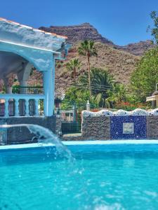 una piscina en un complejo con una montaña en el fondo en Casa Belinda, en San Nicolás