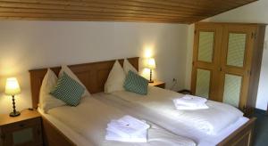 Ein Bett oder Betten in einem Zimmer der Unterkunft Pension Alpenrose