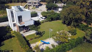 una vista aérea de una casa con patio en Erodios Hotel, en Caristo