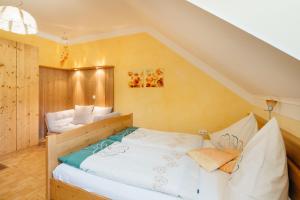 een slaapkamer met een groot bed op de zolder bij Gästehaus Pension Lang in Pfarrkirchen im Mühlkreis