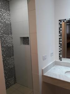 une salle de bain avec douche et lavabo dans l'établissement Hotel YES (Adult Only), à São Paulo