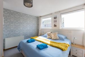 two twin beds in a bedroom with a window at Bamse B&B in Montrose