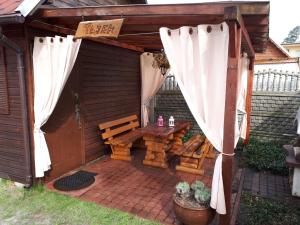 een patio met een bank en een tafel in een schuur bij Tajek in Stegna