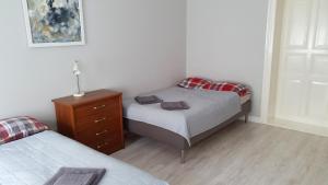 Łóżko lub łóżka w pokoju w obiekcie Apartament Paderewskiego 11