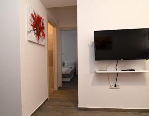 ein Wohnzimmer mit einem Flachbild-TV an der Wand in der Unterkunft Apartment PAOLA in Zadar