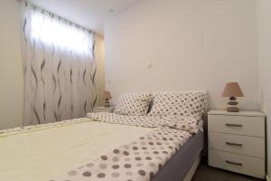 ein Schlafzimmer mit einem Bett und einer Kommode in der Unterkunft Apartment PAOLA in Zadar