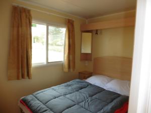 Postel nebo postele na pokoji v ubytování Camping le Montbartoux