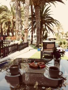 Playa del AguilaにあるExtra Luxury Apartament beachfront balconyのヤシの木が並ぶテーブル