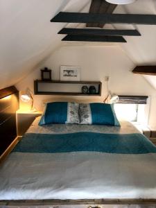 um quarto com uma cama grande num sótão em Bloemenboerderij Aperloo em Aperloo
