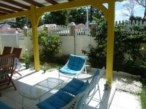 un patio con 2 sillas y un cenador en Lepticlos de Sainte-Anne, en Sainte-Anne