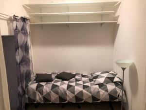 um quarto com uma cama xadrez em preto e branco em VVA em Conques-sur-Orbiel