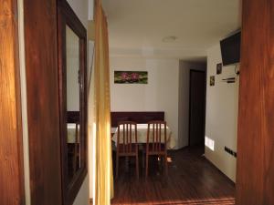ツェルクニェ・ナ・ゴレニスケムにあるApartments Gubanecのテーブルとダイニングルームが備わる客室です。